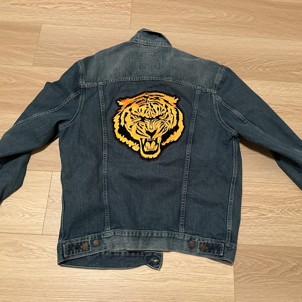 Levi’s trucker denim jacket with tiger patch L